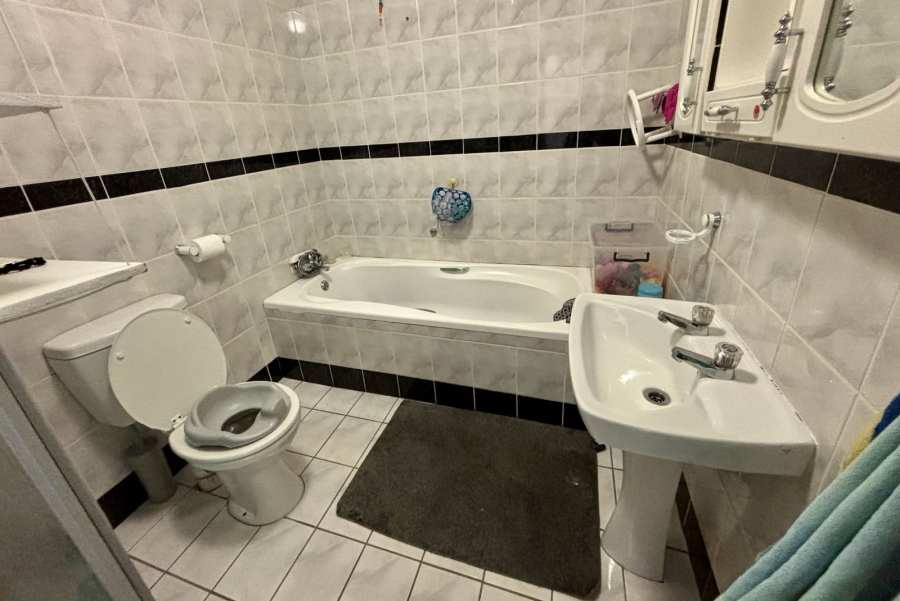 5 Bedroom Property for Sale in Denver Park Western Cape